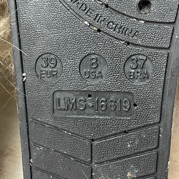 Gsuwoo So Real fur slides size 8 - Picture 7 of 7